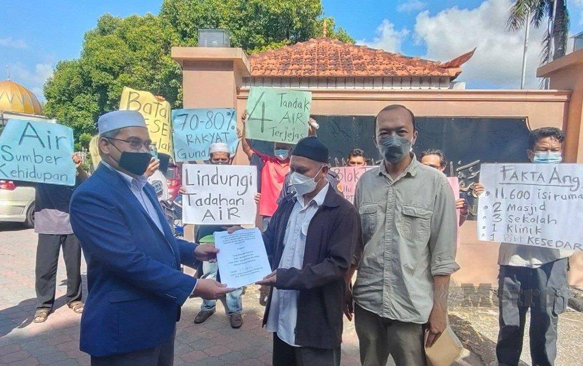 ALI Hanapiah Mohamed, (dua dari kanan) menyerahkan Memorandum Pengguna Tandak Air Mengkebang kepada Mohd Asri Mat Daud, (kiri) di sini, hari ini. FOTO Syaherah Mustafa