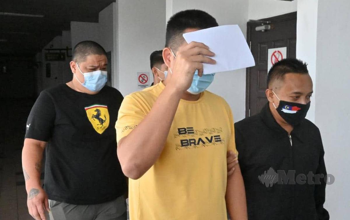 Tey Boon Sin, 33, (baju kuning) dan Leang Tin Sheng, 43, (belakang, baju hitam) mengaku tidak bersalah atas empat dan enam pertuduhan menyogok juruteknik TNB. FOTO Meor Riduwan Meor Ahmad