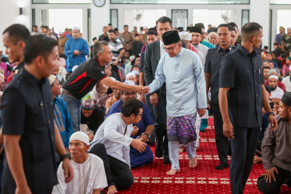 Perdana Menteri Datuk Seri Anwar Ibrahim beramah mesra dengan jemaah yang hadir sebelum menunaikan solat Jumaat bersama rakyat di Masjid Bandar Teknologi Kajang hari ini. FOTO BERNAMA
