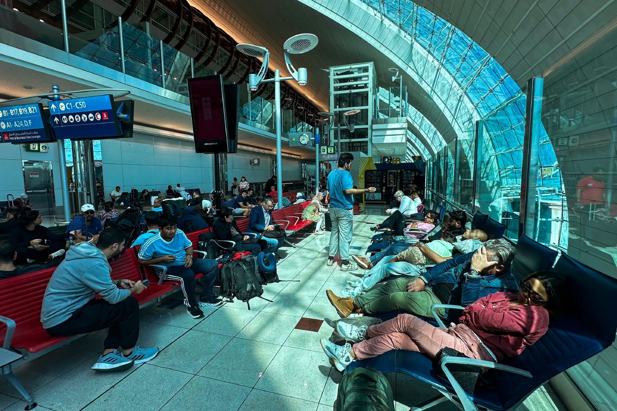 Penumpang menunggu penerbangan mereka di Lapangan Terbang Antarabangsa Dubai di Dubai pada 17 April 2024. FOTO AFP