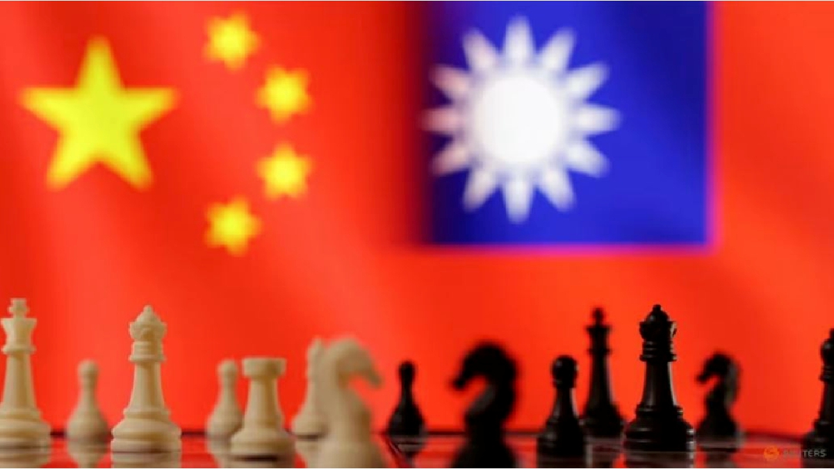 Buah catur dilihat di hadapan bendera Cina dan Taiwan yang dipaparkan dalam ilustrasi ini diambil 11 April 2023. Foto Reuters