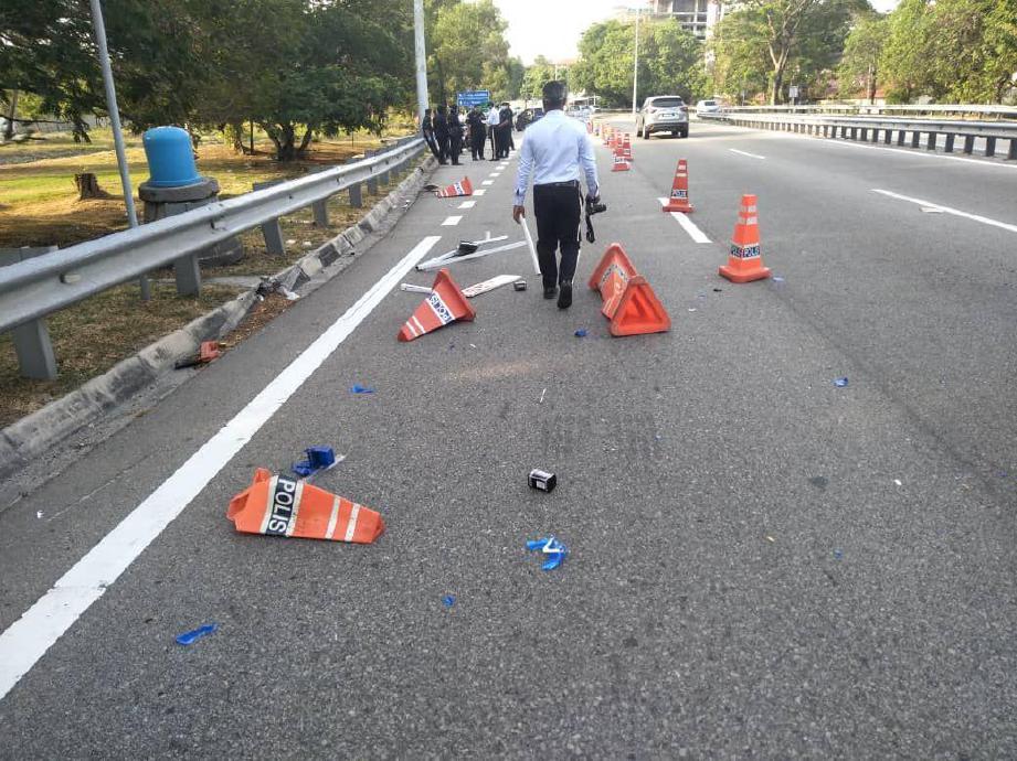 PERALATAN yang digunakan dalam sekatan jalan raya oleh pihak polis, rosak selepas dirempuh kenderaan e-hailing di Lebuhraya Tun Dr Lim Chong Eu, dekat sini. FOTO IHSAN POLIS