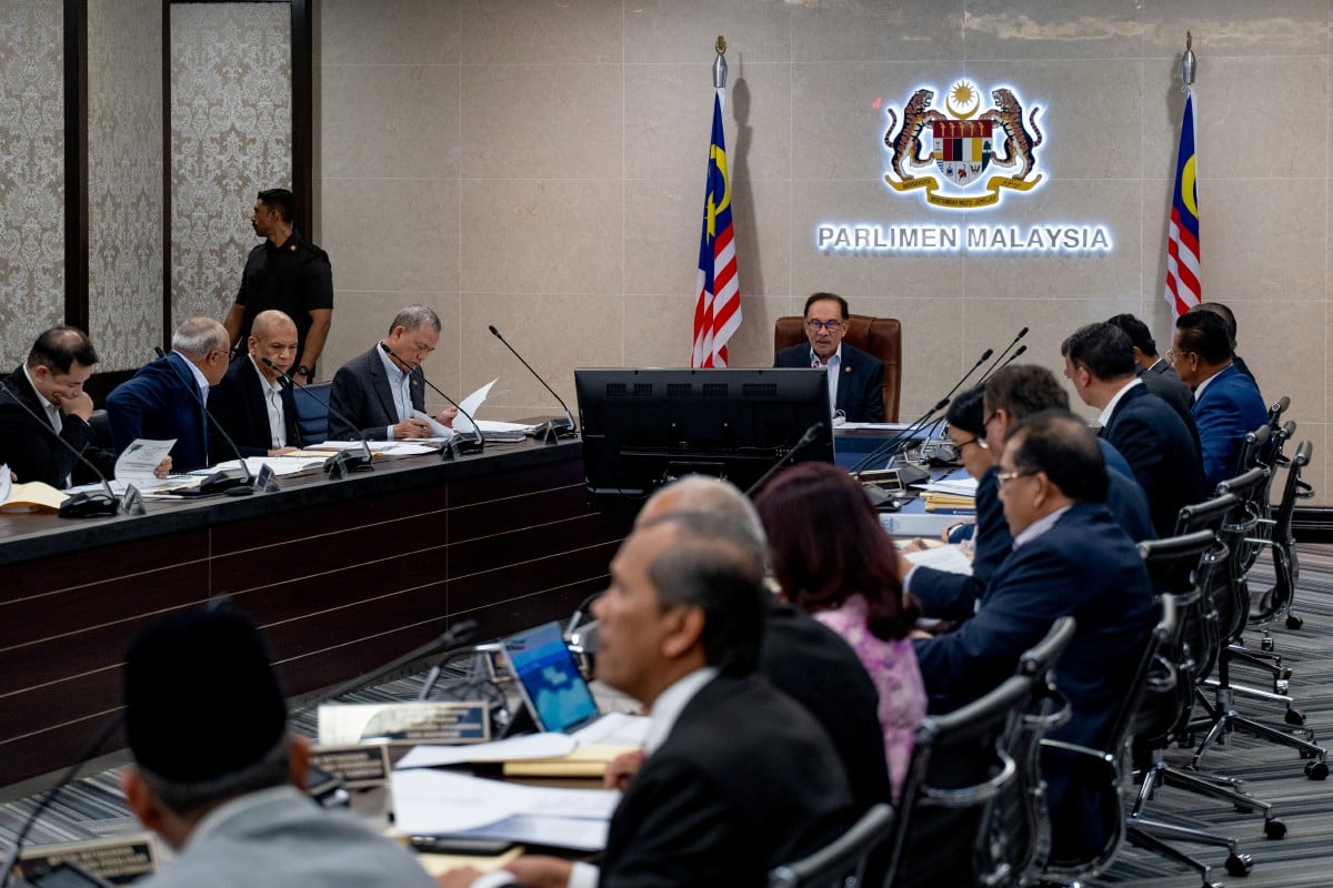 Datuk Seri Anwar Ibrahim menghadiri Mesyuarat Majlis Tindakan Sara Hidup di Parlimen Malaysia, Kuala Lumpur. FOTO BERNAMA