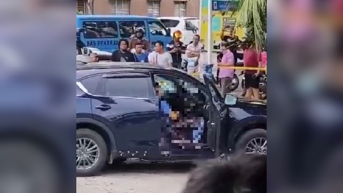 Tangkap layar video seorang lelaki ditemui tidak sedarkan diri dalam kereta dipercayai mengelar diri sendiri selepas mengelar isterinya di bahu jalan Lebuhraya KESAS dekat sini, tengah hari tadi. VIDEO IHSAN PEMBACA.