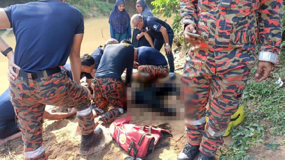 Anggota bomba berjaya menemukan jasad remaja perempuan 14 tahun yang lemas ketika mandi bersama adiknya di anak sungai dekat Taman Pulai Perdana, petang tadi. FOTO IHSAN BOMBA