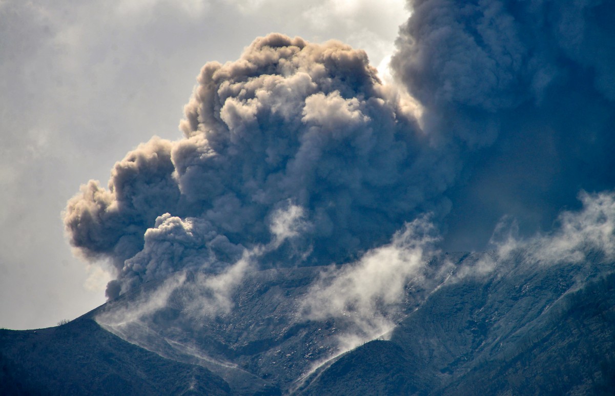 Gunung Marapi memuntahkan abu gunung berapi seperti yang dilihat dari Batang Silasiah, Agam, wilayah Sumatera Barat, Indonesia pada 19 Januari 2024. FOTO Antara /Iggoy el Fitra/melalui REUTERS 