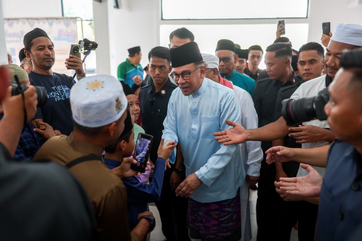 Datuk Seri Anwar Ibrahim beramah mesra dengan jemaah yang hadir sebelum menunaikan solat Jumaat bersama rakyat di Masjid Bandar Teknologi Kajang hari ini. FOTO BERNAMA