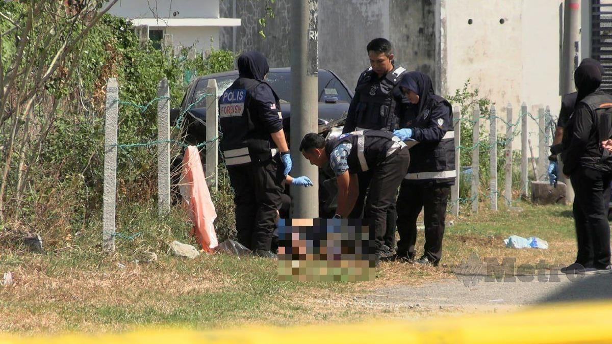 Anggota polis forensik melakukan pemeriksaan di lokasi mayat suspek yang maut dilanggar kereta di hadapan sebuah farmasi di Kuala Kedah. FOTO ZULIATY ZULKIFFLI