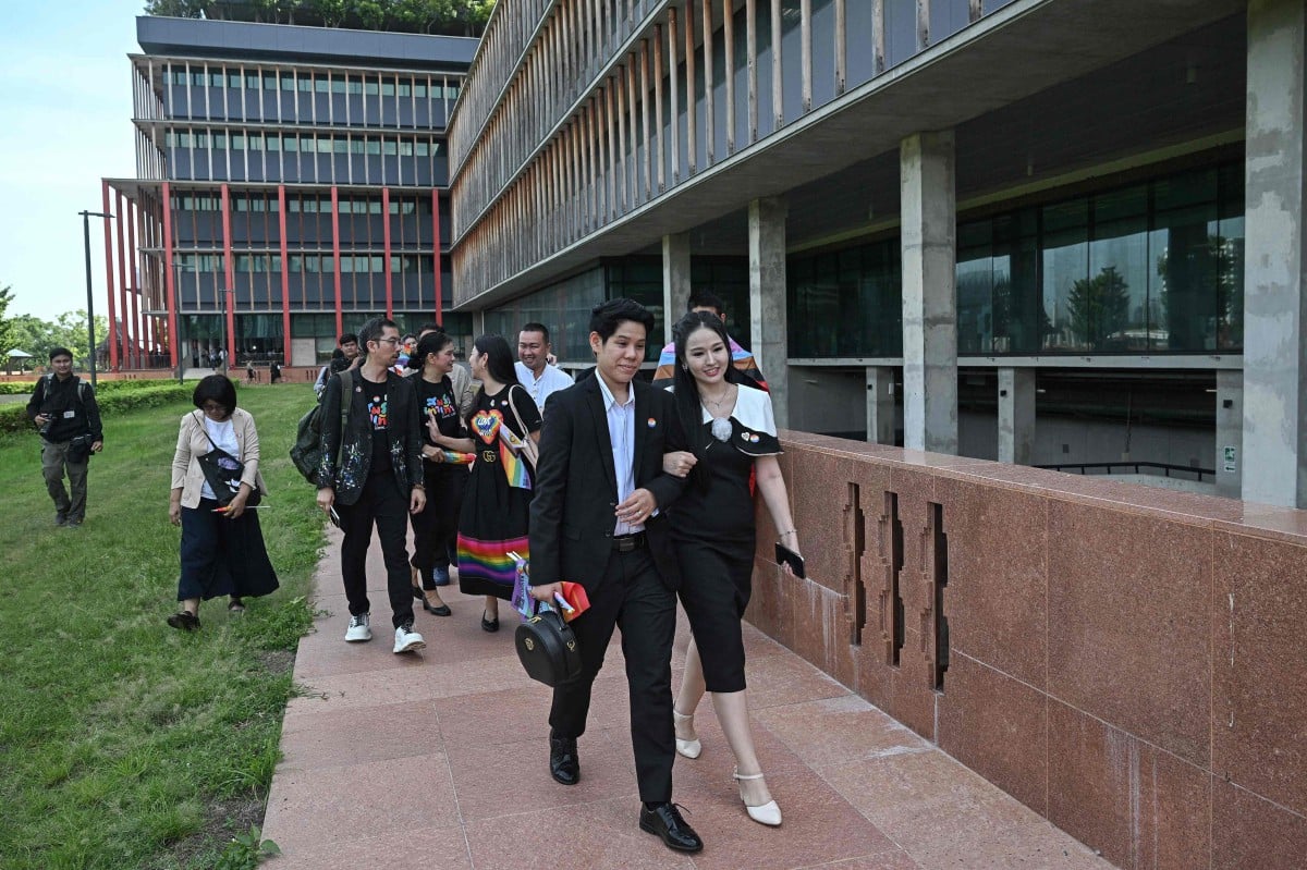 Ahli dan aktivis daripada komuniti LGBTQ meninggalkan Parlimen Thai selepas kelulusan rang undang-undang perkahwinan sejenis di Bangkok pada 18 Jun 2024. FOTO AFP