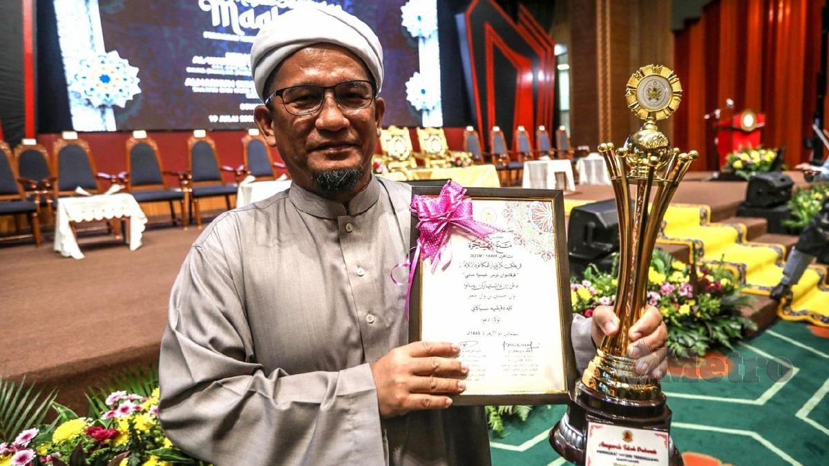 PENERIMA Anugerah Tokoh Dakwah, Wan Junaidi Wan Jaafar pada Majlis Sambutan Maal Hijrah Peringkat Negeri Terengganu di Dewan Besar Wisma Darul Iman hari ini. FOTO GHAZALI KORI