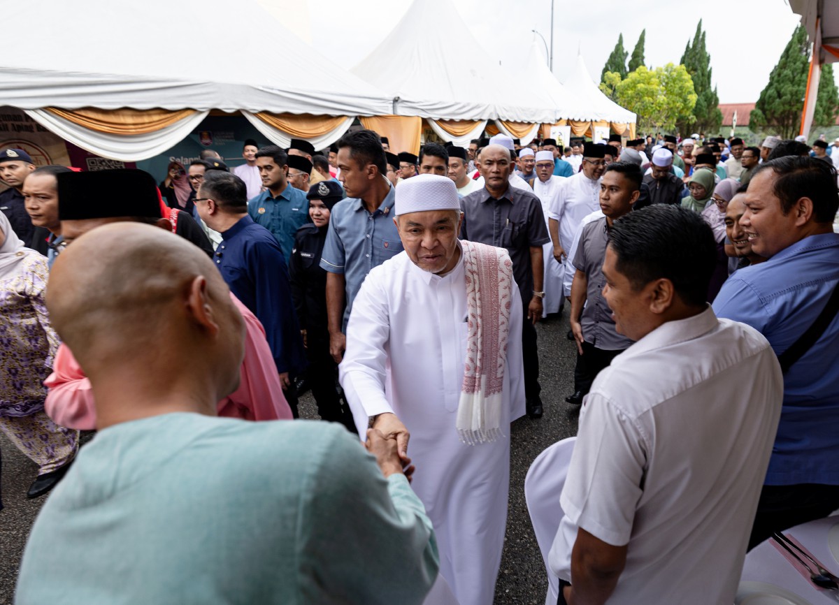 Timbalan Perdana Menteri yang juga Menteri Kemajuan Desa dan Wilayah Datuk Seri Dr Ahmad Zahid Hamidi beramah mesra bersama tetamu ketika hadir pada Majlis Iftar Santunan Kasih Ramadan di MRSM Felda hari ini. FOTO BERNAMA