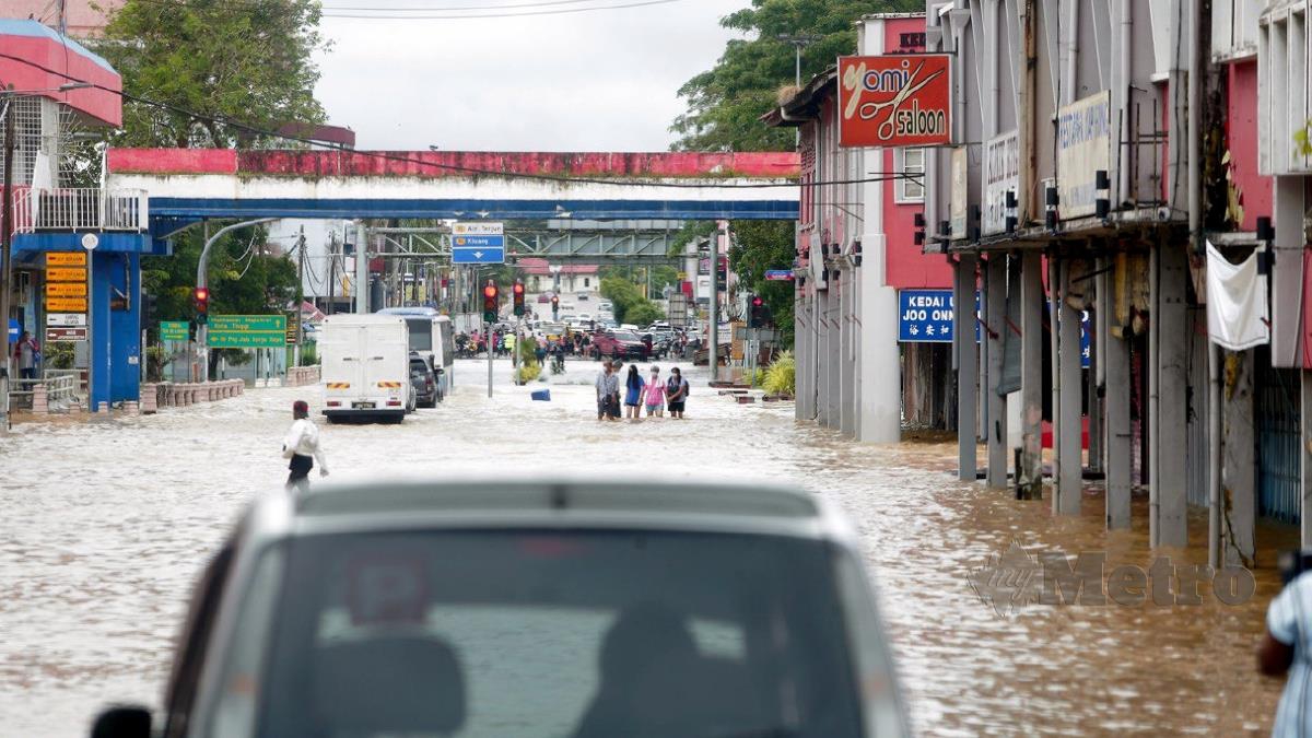 KEADAAN banjir terkini di bandar Kota Tinggi, Johor. FOTO NUR AISYAH MAZALAN