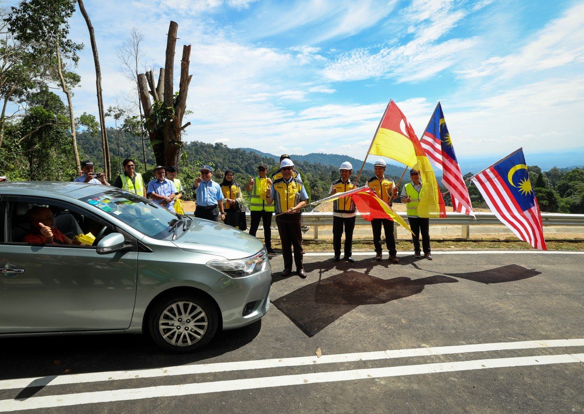 Exco Infrastruktur dan Pertanian Selangor Ir. Izham Hashim (empat, kanan) merasmikan pembukaan Jalan Batang Kali-Genting Highland, hari ini. FOTO BERNAMA