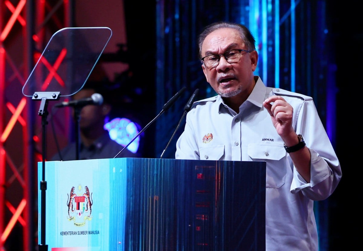 Perdana Menteri Datuk Seri Anwar Ibrahim berucap pada Majlis Sambutan Hari Pekerja Peringkat Kebangsaan 2024 di Pusat Konvensyen Antarabangsa Putrajaya (PICC) hari ini. FOTO BERNAMA