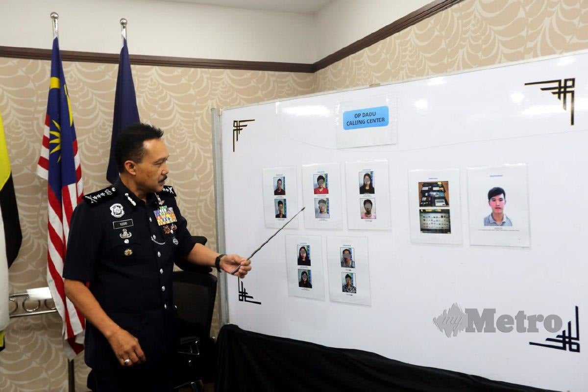 Datuk Seri Mohd Yusri Hassan Basri (kanan) menunjukan gambar kegiatan pusat panggilan judi dalam talian  yang berjaya diberkas dalam Ops Dadu ketika sidang media di Ibu Pejabat Polis Kontijen Perak di Ipoh. FOTO L MANIMARAN