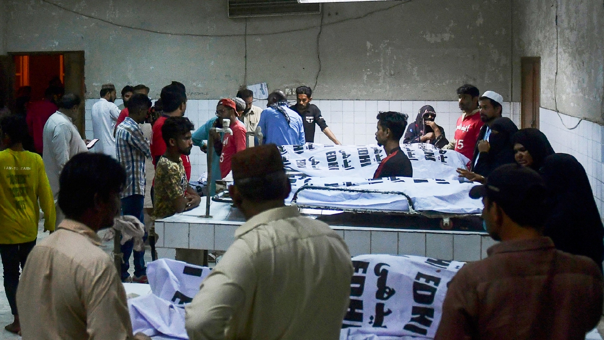SAUDARA mara mangsa berada di hospital di Karachi. FOTO AFP