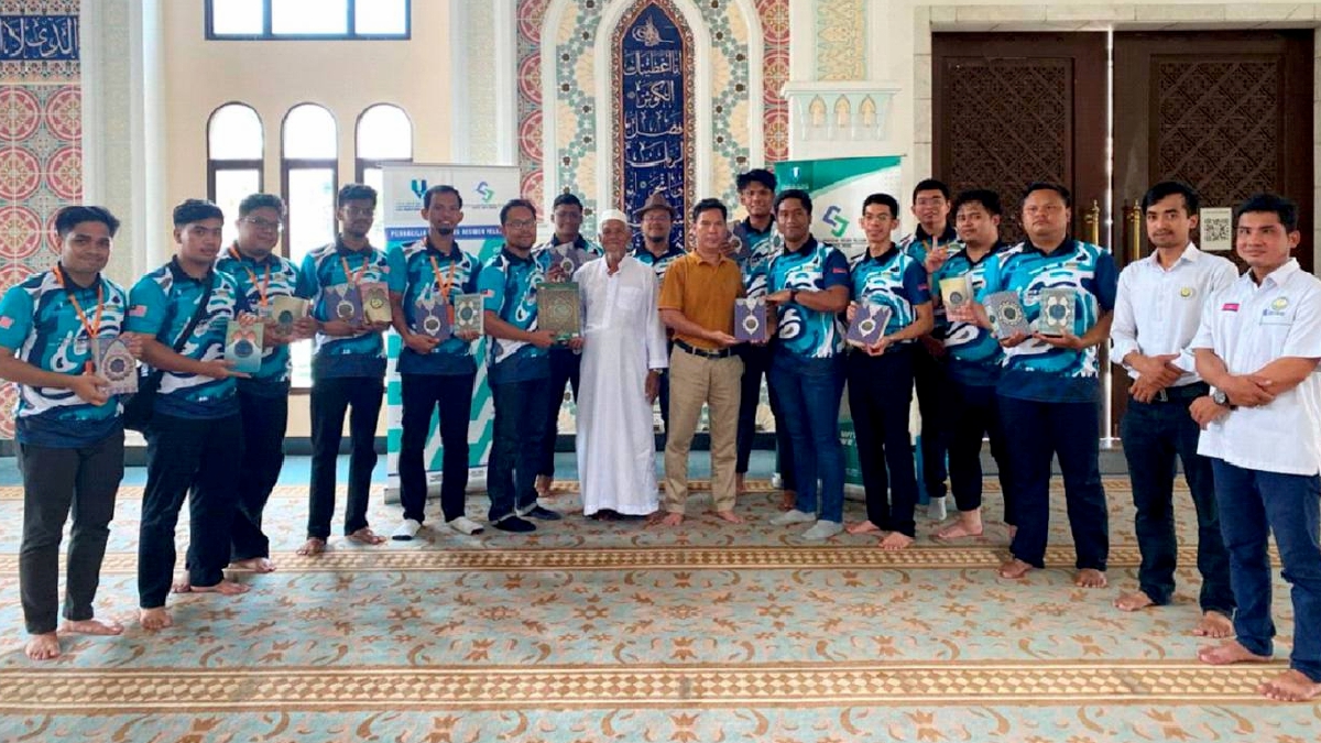MAHASISWA UMPSA terdiri daripada ahli Perwakilan Mahasiswa Residen Pelajar 2 (PEKA2) dan Sekretariat Generasi Siswa Sihat (GENESIS) menyerahkan wakaf al-Quran diserahkan kepada wakil Masjid Al-Serkal, Phnom Penh. Foto Ihsan UMPSA