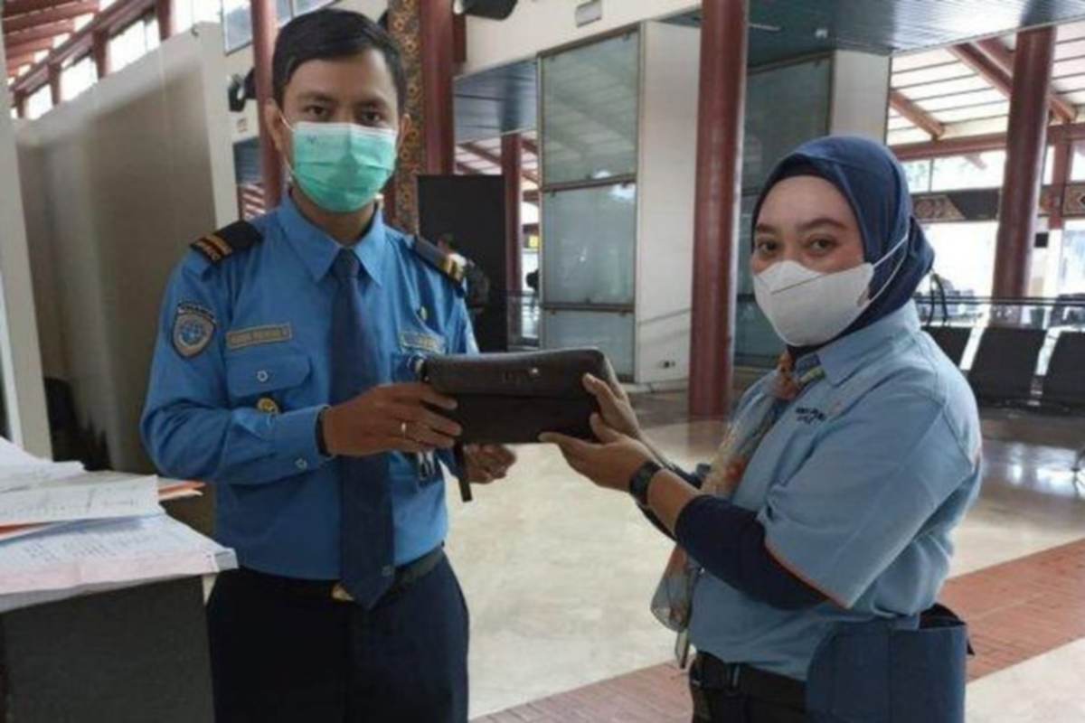 Seorang tukang cuci di Lapangan Terbang Soekarno-Hatta menemui dompet berisi cek bernilai 35.5 bilion rupiah (RM10.4 juta). FOTO AGENSI