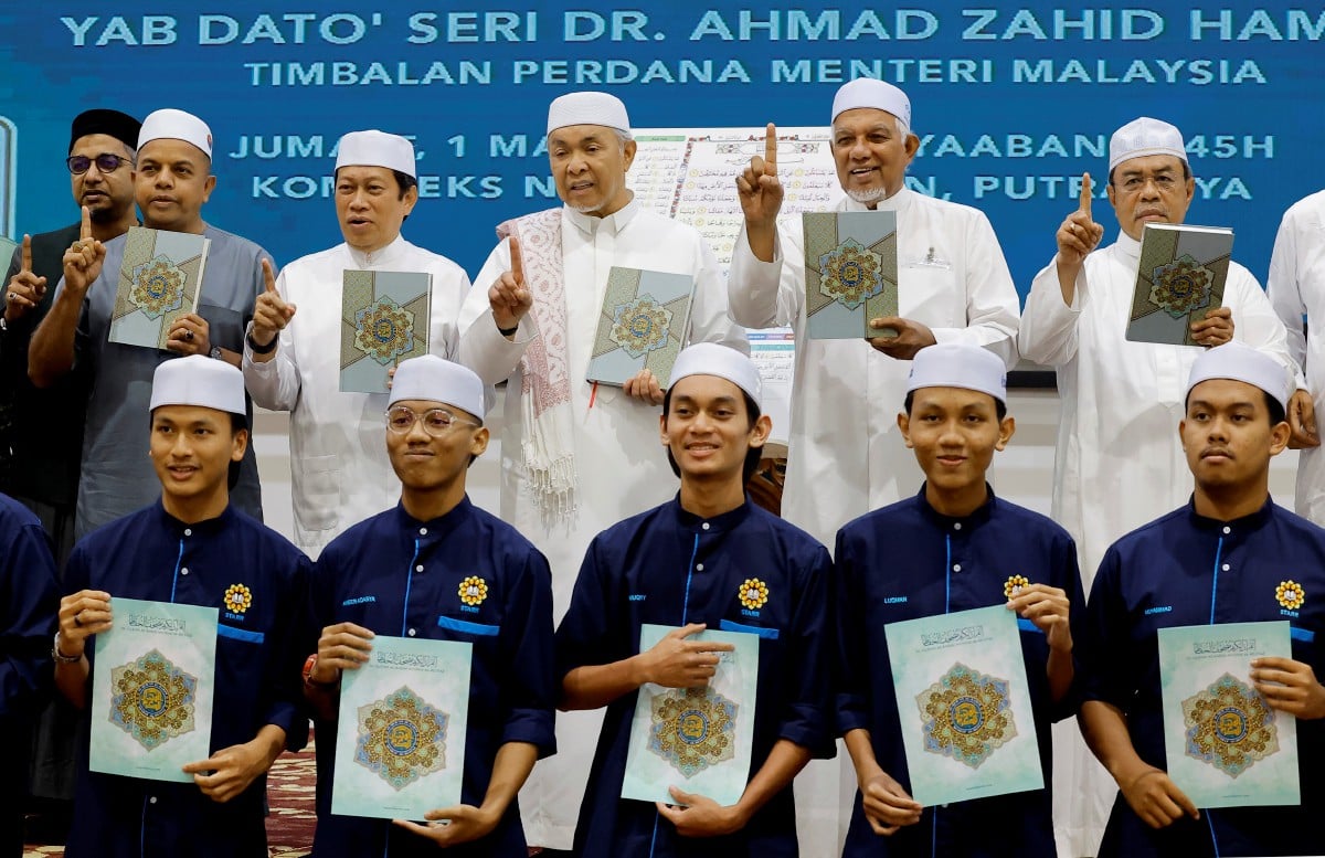 Datuk Seri Dr Ahmad Zahid Hamidi melancarkan Pelaksanaan Mushaf Al-Huffaz pada Majlis Perasmian Program Wakaf Al-Quran Peringkat Kebangsaan 2024 di Kompleks Nasyrul Quran hari ini. FOTO BERNAMA