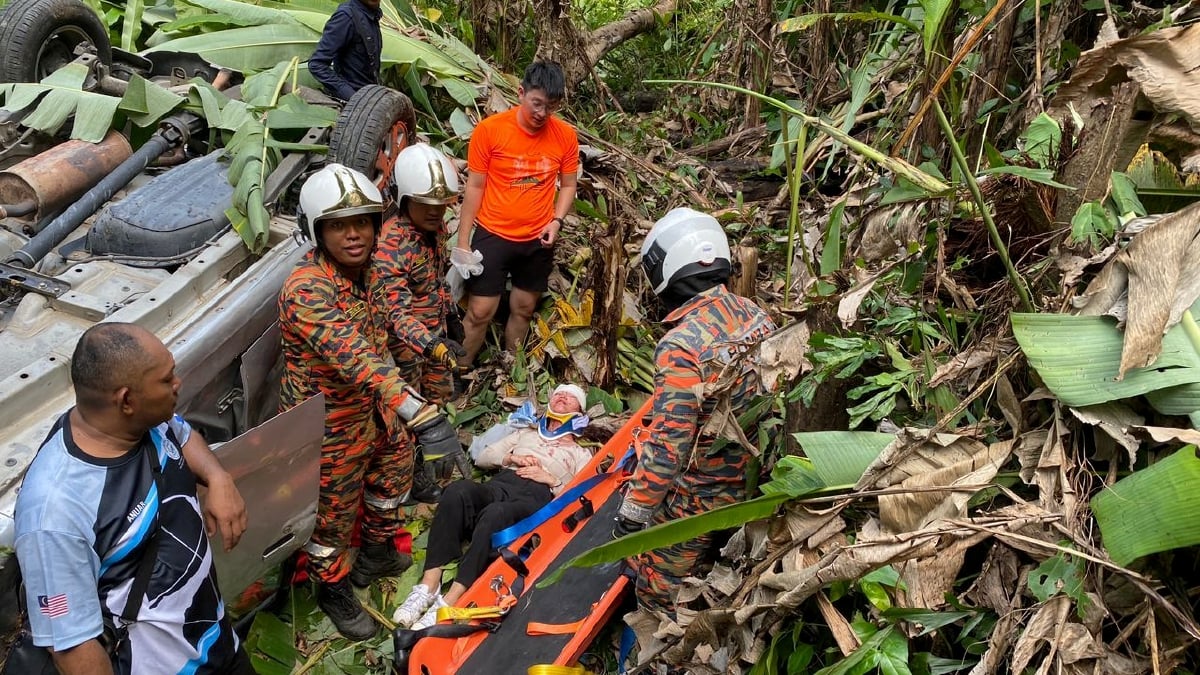 Tiga wanita nyaris maut selepas kenderaan yang mereka naiki terbabas lalu terjunam ke lereng bukit sedalam 15 meter di Jalan Pondok Upeh di sini. FOTO IHSAN JBPM