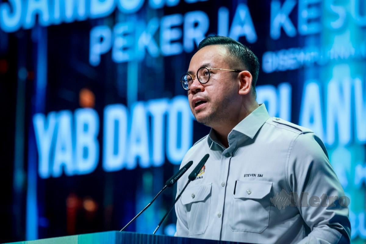 Menteri Sumber Manusia, Steven Sim Chee Keong menyampaikan ucapan pada sambutan Hari Pekerja 2024 di Pusat Konvensyen Antarabangsa Putrajaya (PICC). FOTO ASYRAF HAMZAH