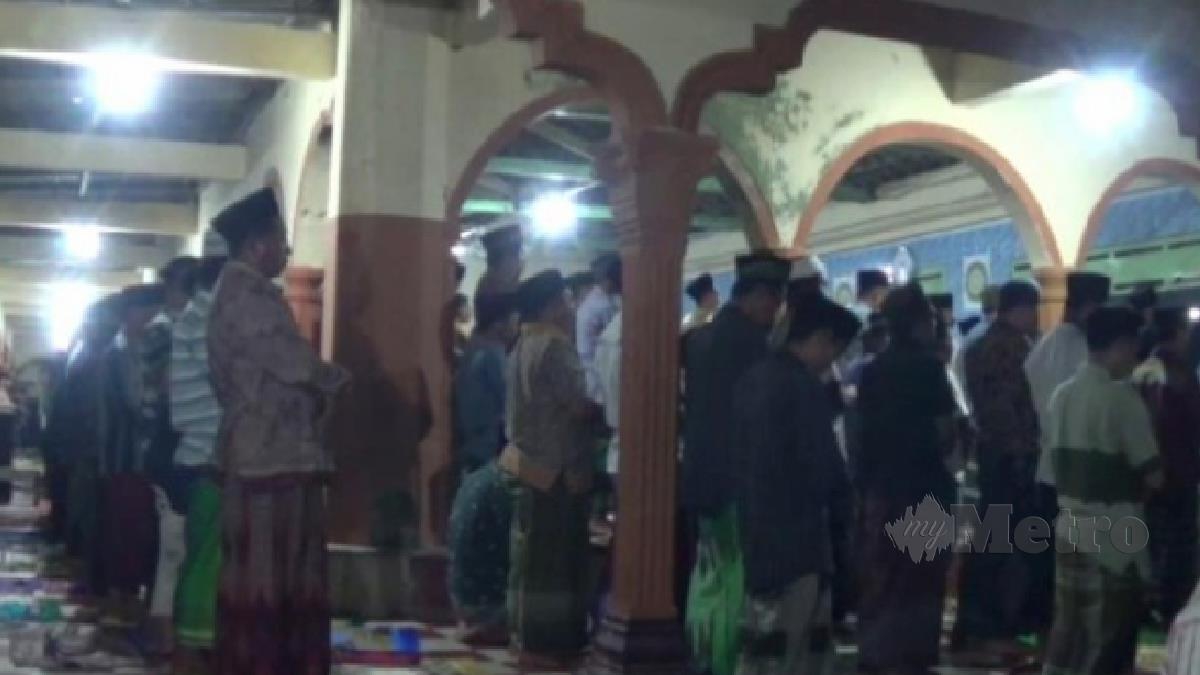 Jemaah menunaikan Terawih di Masjid  Pondok Pesantren Mambaul Hikam Mantenan. FOTO Detik.com
