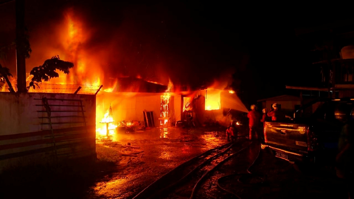 Wanita berusia 60 tahun dan cucunya ditemui rentung di dalam bilik rumah mereka dalam kebakaran di Kampung Matan, Ranau. FOTO Ihsan Bomba