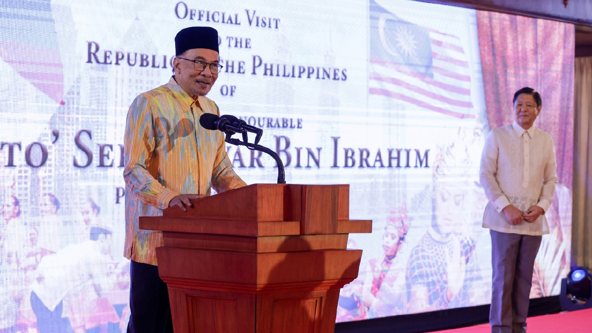 DATUK Seri Anwar Ibrahim ketika berucap pada jamuan negara pada lawatan rasmi beliau ke Filipina di Istana Malacanang hari ini. FOTO BERNAMA