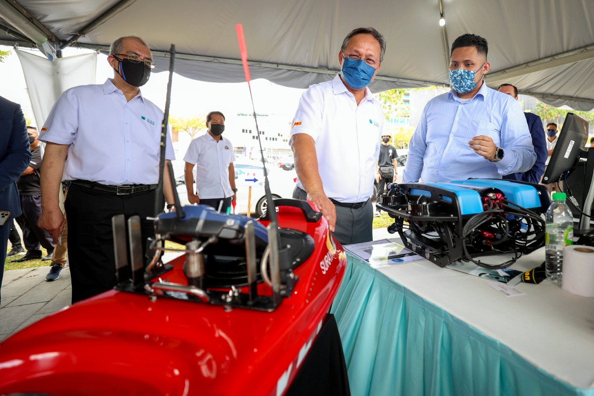 Menteri Besar Johor Datuk Hasni Mohammad (tengah) mencuba alat simulasi menerbangkan dron selepas menyempurnakan Majlis Perasmian Laman Ujian Zon Dron dan Robotik Iskandar (DRZ) di Iskandar Puteri. - FOTO BERNAMA