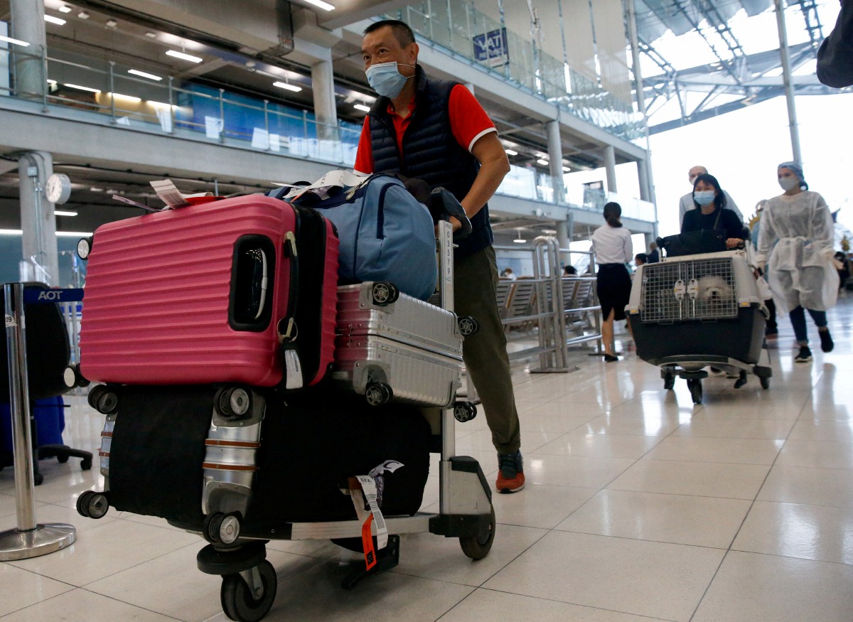 Gambar fail menunjukkan pelancong asing tiba di Lapangan Terbang Suvarnabhumi, Thailand. - FOTO Reuters