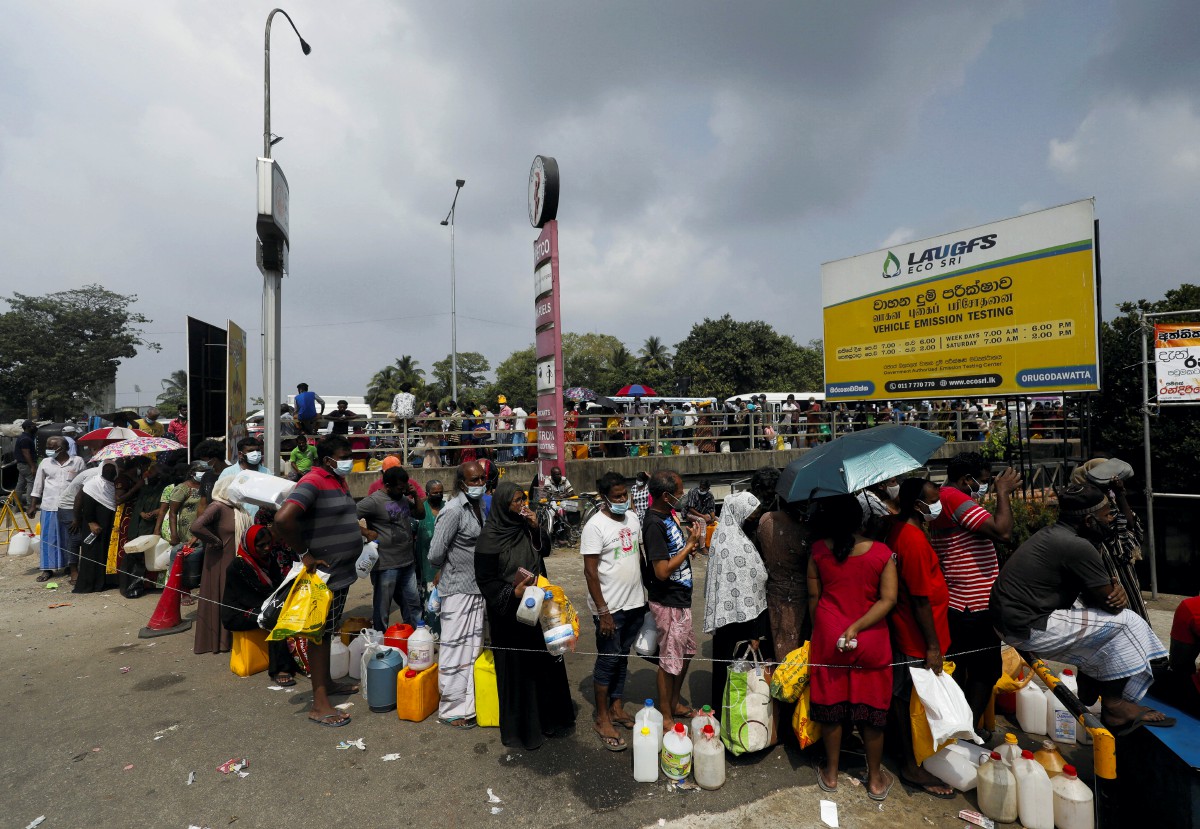 Orang ramai beratur panjang untuk membeli minyak tanah di Colombo, Sri Lanka. - FOTO Reuters