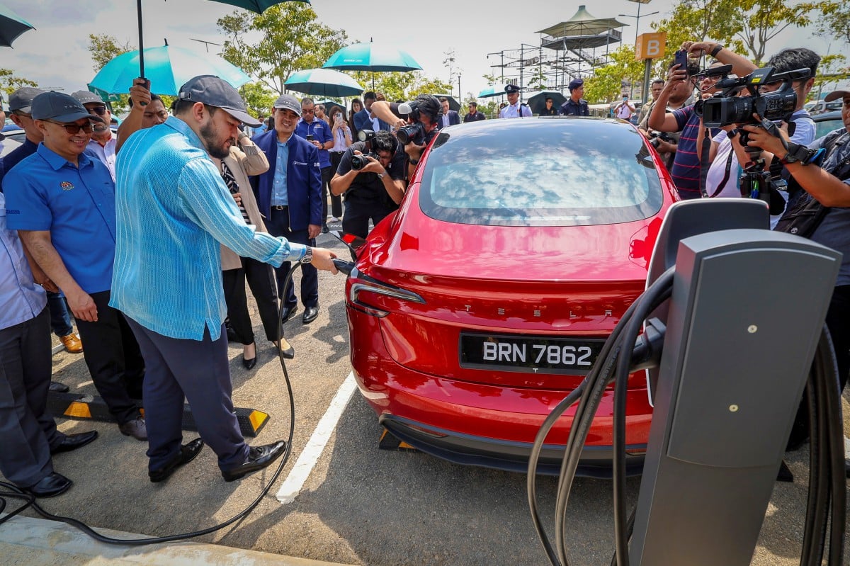 Raja Muda Selangor, Tengku Amir Shah Sultan Sharafuddin berkenan mengecas kenderaan elektrik di Stesen Pengecas Kenderaan Elektrik Tesla di Gamuda Cove, Selangor yang juga stesen pengecas terbesar di Asia tenggara.