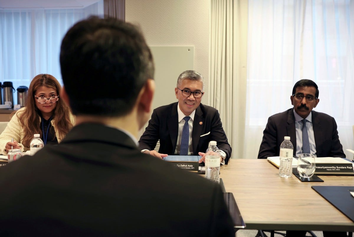 Tengku Zafrul (dua dari kanan) pada pertemuan dengan syarikat AS di New York. - FOTO BERNAMA