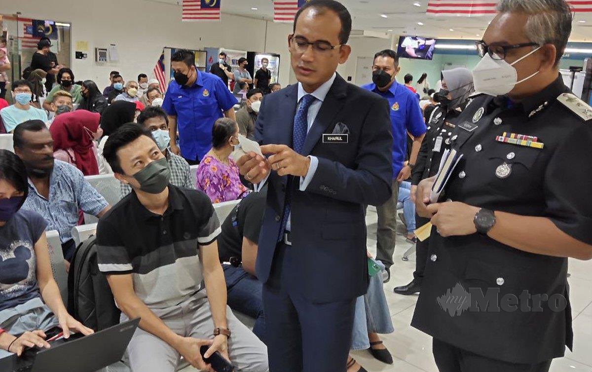 KHAIRUL Dzaimee mengadakan lawatan ke pejabat pasport Putrajaya. FOTO SAMADI Ahmad
