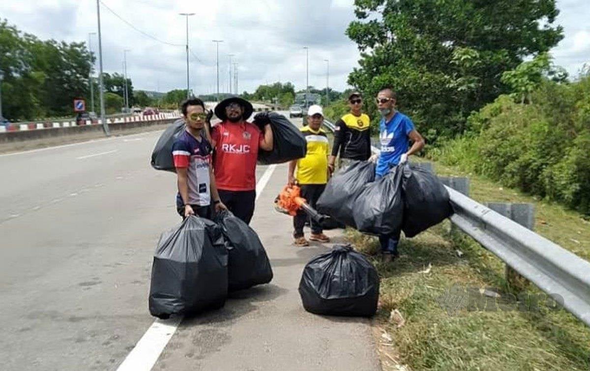 PENDUDUK Padang Tengku  mengambil masa tiga jam mengutip sampah sejauh 400 meter yang ditinggalkan oleh pengguna jalan raya Central Spine Road (CSR) Merapoh  ke Gua Musang hari ini. FOTO Roselan Ab Malek