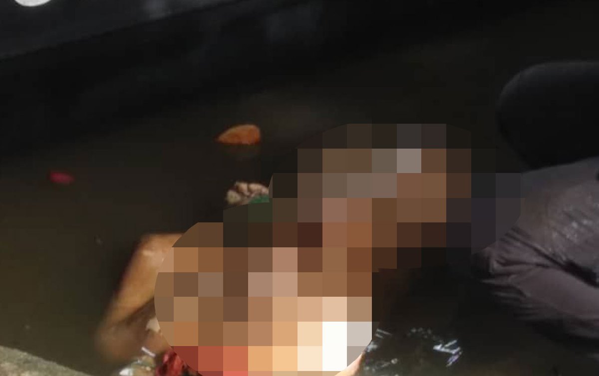 MAYAT seorang lelaki tanpa pakaian dalam keadaan kaki dan tangan diikat serta muka ditutup dengan ikatan kain ditemukan di Sungai Golok, Kampung Simpangan di sini, pagi tadi. FOTO ihsan PEMBACA