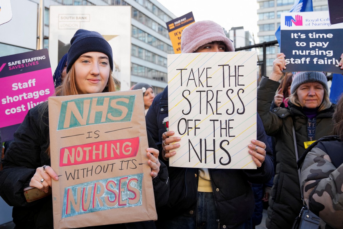 Sebahagian jururawat yang menyertai mogok berhampiran Hospital St Thomas, London. - FOTO Reuters