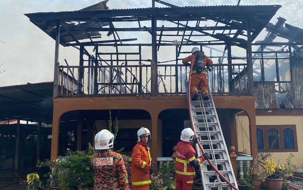 ANGGOTA bomba memeriksa keadaan rumah dua tingkat yang musnah dalam kebakaran di Lorong Dua Sungai Kajang Lama, hari ini. FOTO ihsan BOMBA