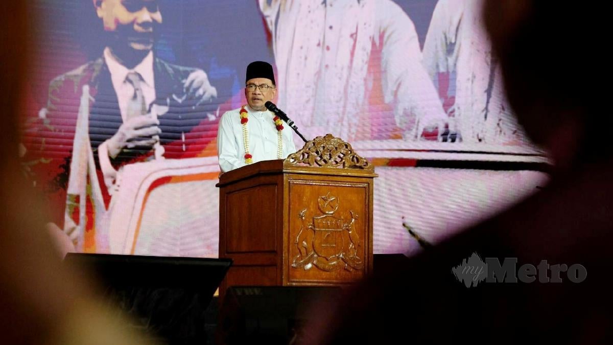 Perdana Menteri, Datuk Seri Anwar Ibrahim berucap pada pada Hari Ulang Tahun Pengisytiharan Tarikh Kemerdekaan Persekutuan Tanah Melayu ke-68 di Perkarangan Memorial Pengisytiharan Kemerdekaan, Banda Hilir , malam ini. FOTO AMIR MAMAT