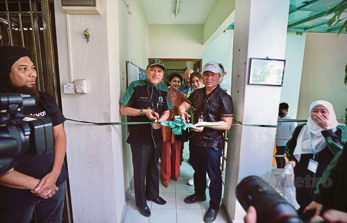 DATUK Nadzim Johan, (kiri) bersama Datuk Seri Dr. Reex Wong Chin Choong, (kanan) pada Majlis Pelancaran sempena Program Kesihatan Percuma di Rumah Charis, Taman Yarl, Kuala Lumpur.  FOTO Azhar Ramli