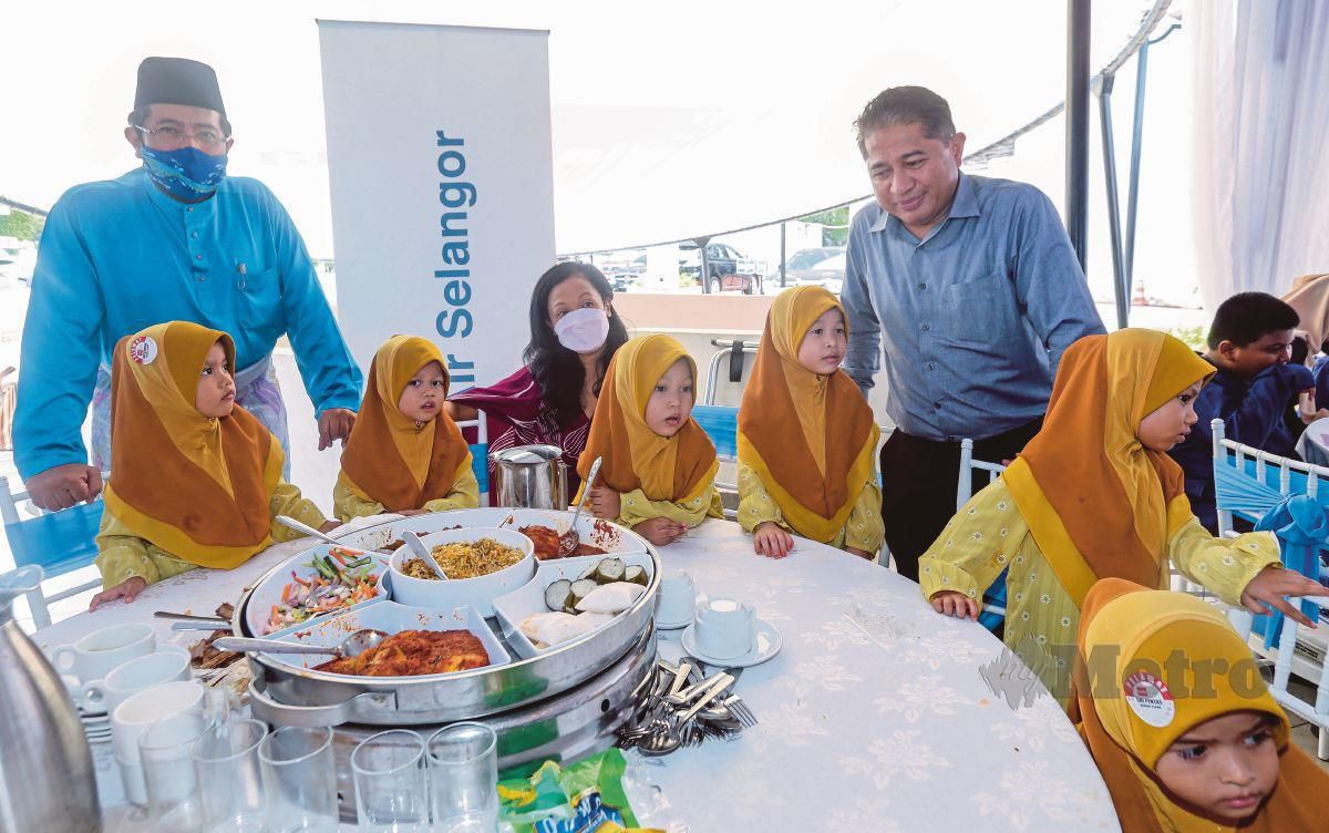 IR Abas Abdullah bersama Elina Baseri dan Kamaruddin Mape bermesra dengan anak-anak yatim dari Rumah Nur Sakinah Subang Murni di Sri Pentas. FOTO Fariz Iswadi Ismail
