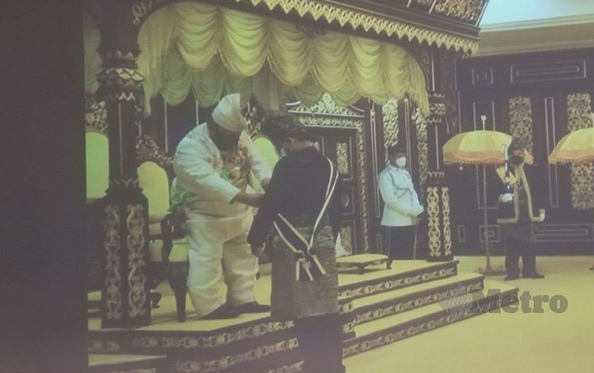 Raja Perlis berkenan mengurniakan DPMP yang membawa gelaran Datuk kepada bekas Setiausaha Kerajaan Negeri Perlis, Azman Mohd Yusof sempena Sambutan Ulang Tahun Keputeraan Ke-79 Raja Perlis di Istana Arau, Arau. FOTO  Aizat Sharif