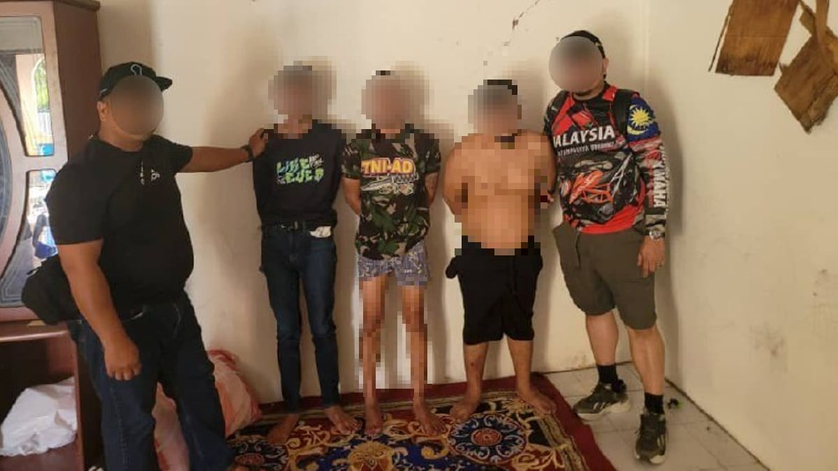  Tiga termasuk ketua Geng Raqib yang diberkas pasukan polis dari JSJ IPK Sabah di sebuah rumah di Kampung Kekeru, Kota Klias, Beaufort. FOTO Ihsan Polis