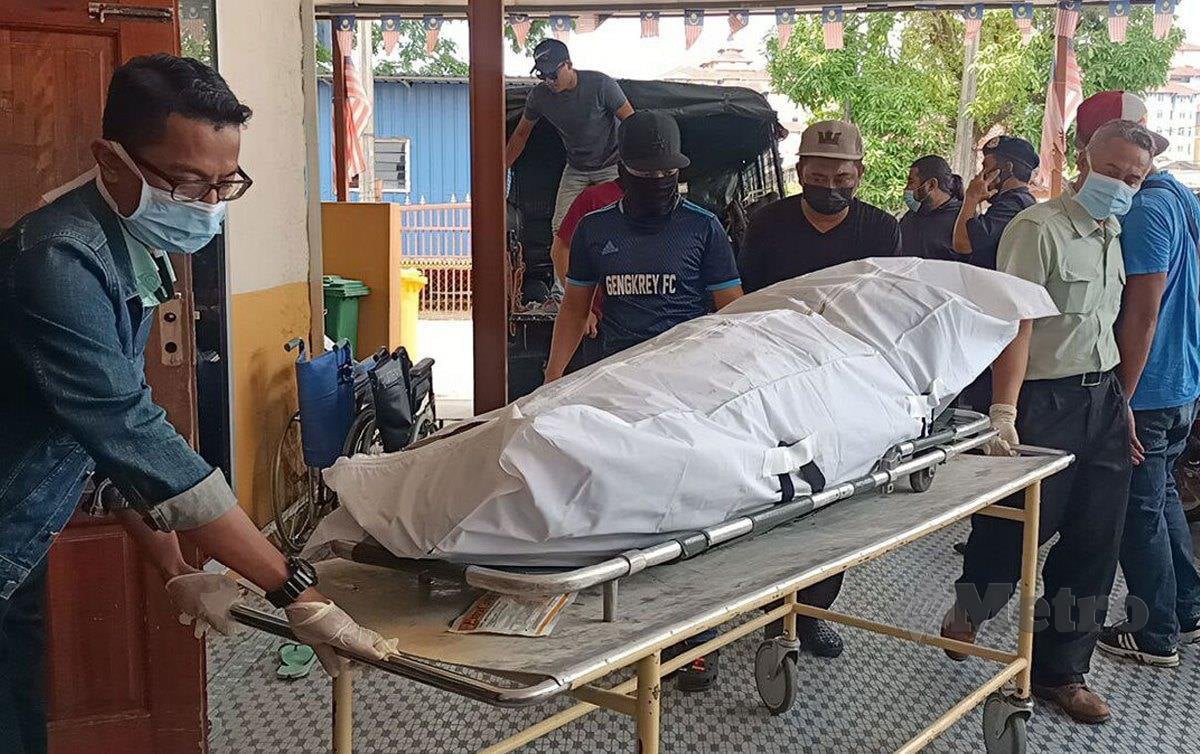 Mayat Mohd Khairul yang ditemukan di Sungai Kelantan di Kampung Penambang selepas terjun dari Jambata Isnin lalu, dibawa ke Unit Forensik HRPZ II untuk proses bedah siasat. FOTO Siti Rohana Idris
