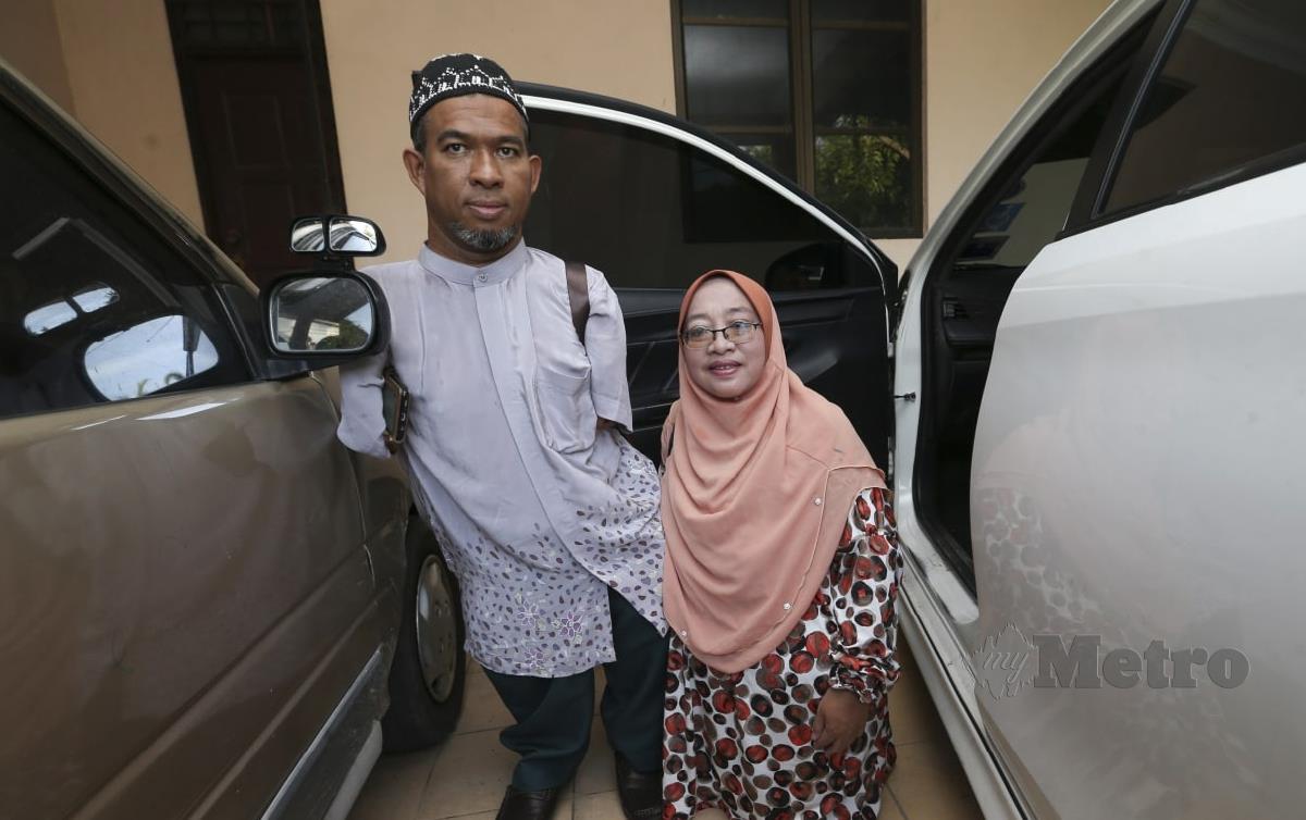 ZAWATI bersama suaminya, Mohammed ketika ditemui dirumahnya di Kampung Chekok. FOTO Nik Abdullah Nik Omar
