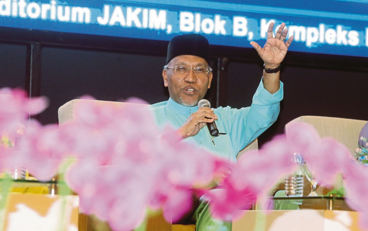 DATUK Idris Ahmad ketika menjawab soalan hadirin di Majlis Multaqa Murabbi Ummah (MMU) Peringkat Wilayah Persekutuan Tahun 2022 di Putrajaya. FOTO Mohd Fadli Hamzah