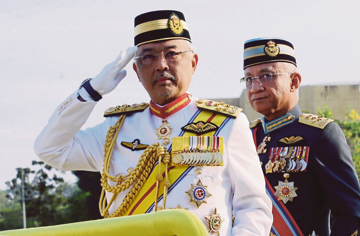 Al-Sultan Abdullah memberi tabik hormat ketika memeriksa perbarisan di Istiadat Mengarak Panji-Panji Yang di-Pertuan Agong di Putrajaya. FOTO Mohd Fadli Hamzah