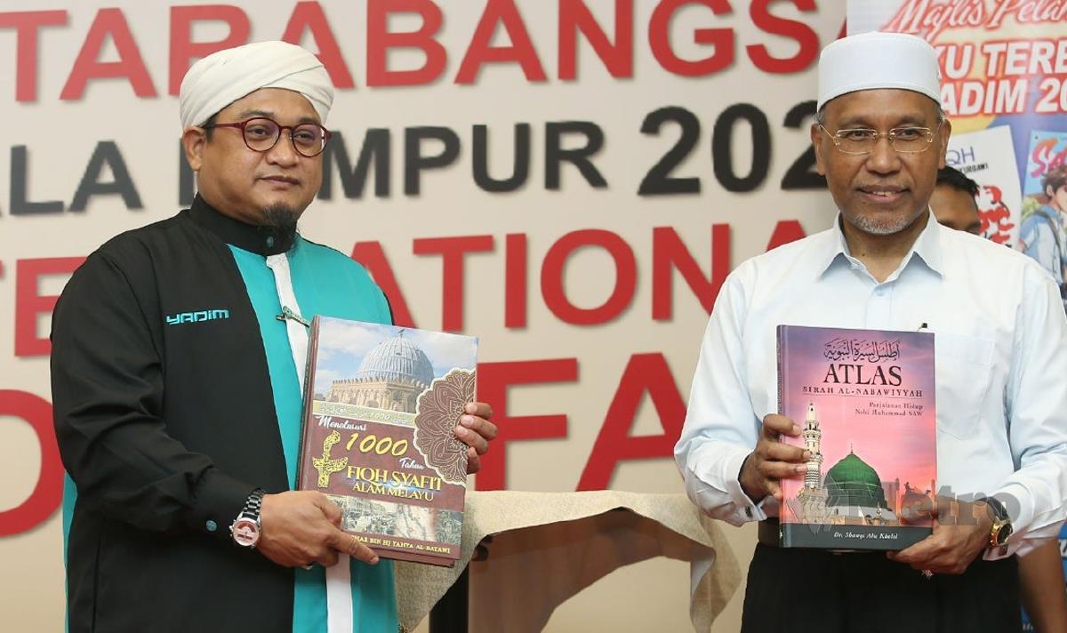 DATUK Idris Ahmad (kanan) melancarkan buku terbitan Yadim 2022 yang anjuran YADIM sempena Pesta Buku Antarabangsa Kuala Lumpur 2022 di WTCKL. FOTO Rohanis Shukri