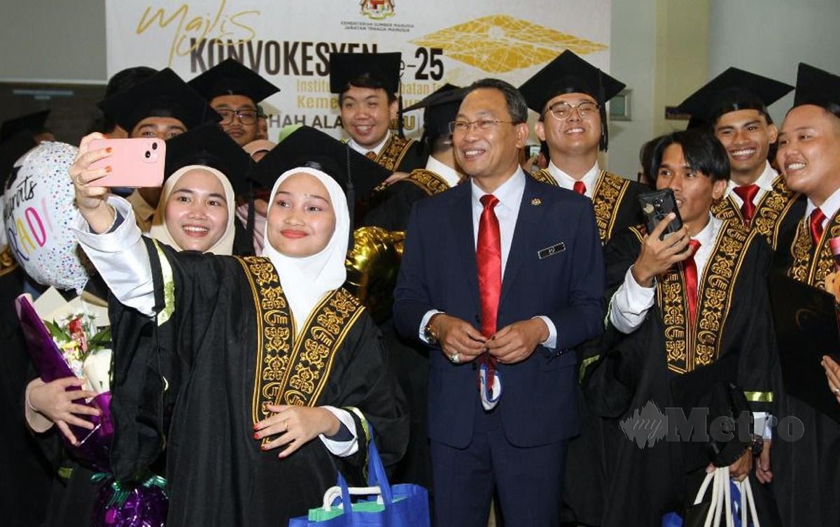 DATUK Awang Hashim (tengah) bersama graduan di Majlis Konvokesyen ILJTM kali ke 25 di Pusat Latihan Teknologi Tinggi (ADTEC). FOTO Ruwaida md Zain