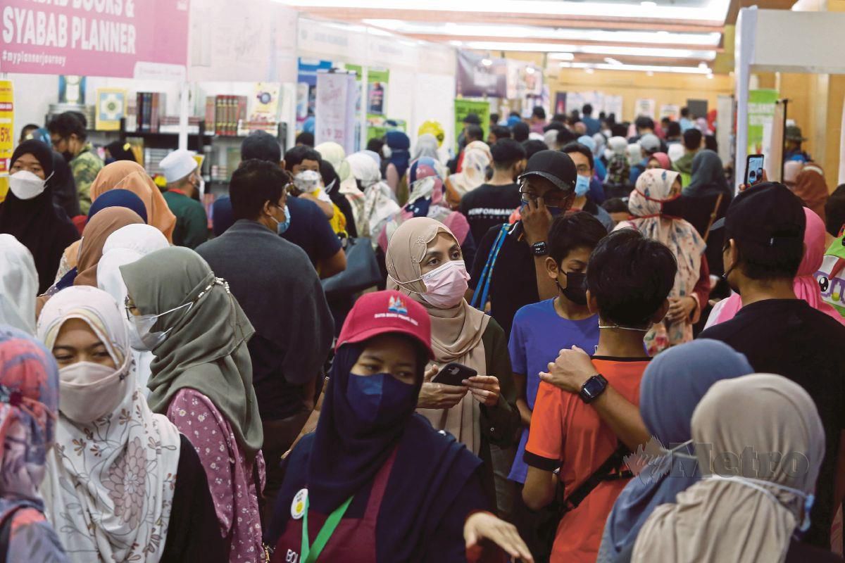 SEBAHAGIAN pengunjung yang hadir untuk membeli buku kegemaran ketika Pesta Buku Antarabangsa Kuala Lumpur 2022 di Pusat Dagangan Dunia (WTC), Kuala Lumpur. FOTO Hairul Anuar Rahim